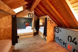 Tempat tidur dalam kamar di Moontain Hostel