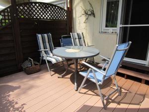 einen Tisch und Stühle auf einer Terrasse in der Unterkunft Private Room - Messe Nord in Hannover
