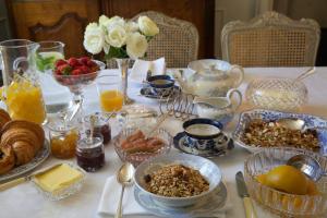 uma mesa com pratos de pequeno-almoço e frutas em Wyett House em Greytown