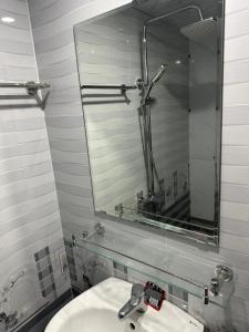 a bathroom with a sink and a mirror at Nhà trọ bùi Thị lài in Dong Hoi