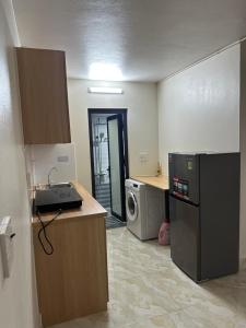 a kitchen with a sink and a washer and dryer at Nhà trọ bùi Thị lài in Dong Hoi +12 photos