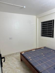 a bed in a room with a window at Nhà trọ bùi Thị lài in Dong Hoi