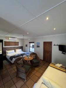 a bedroom with a bed and a bed and a tv at Aant Dorpseind in Vanrhynsdorp +32 photos