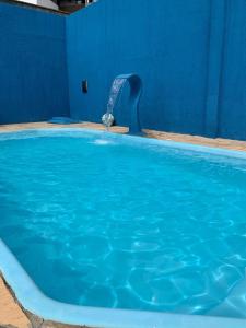 ein Springbrunnen in einem Schwimmbecken in der Unterkunft Oasis Maceio in Maceió