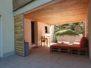 a living room with a couch and a table at La terrasse du romarin in Gorges