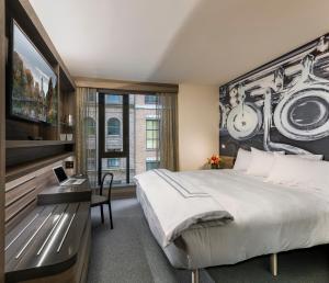 een slaapkamer met een groot bed en een groot raam bij Carnegie Hotel in New York