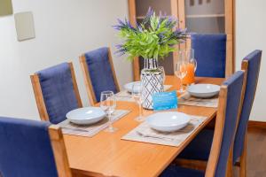 a wooden table with a vase of flowers on it at Top Floor Retreat in Espinho in Espinho +40 photos