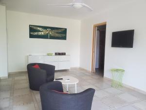 a living room with two chairs and a table at Casa Léna in Propriano