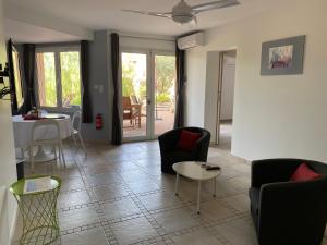 a living room with chairs and a table at Casa Léna in Propriano
