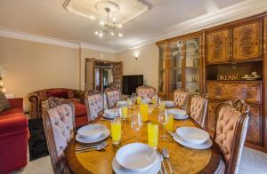 a dining room with a wooden table and chairs at Cantinho em Cascais, Spacious 3BR with Balconies in Cascais +32 photos