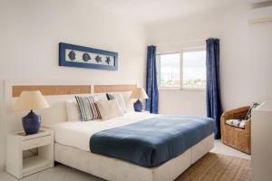 a bedroom with a bed and a window at Prainha Family Fun | Balcony & Pools in Alvor