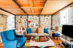 a living room with a couch and a table at Casalinho de Bicesse in Alcabideche +57 photos