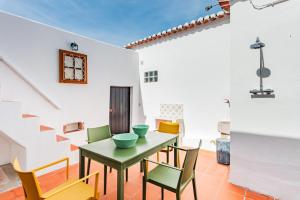 a dining room with a table and chairs at Casalinho de Bicesse in Alcabideche