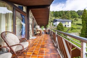 a balcony with chairs and a view of a house at Studio Wacholderheide in Albstadt