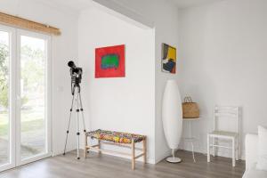 a camera on a tripod in a room with a chair at Pinhal da Praia em Melides in Quinta da Cascalheirinha