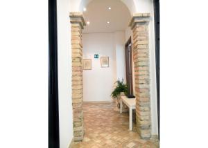 vistas a un pasillo con una pared de ladrillo en Casa Alberone, en Roma