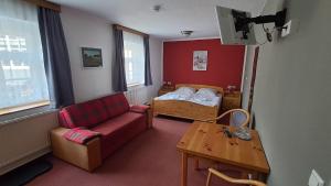 a living room with a couch and a bed at Ratskeller Geising in Geising