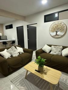 a living room with two couches and a coffee table at Departamento en el CENTRO DE XALAPA 2habitaciones GARAGE INCLUIDO in Xalapa