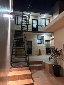 a lobby with a staircase in a building at Departamento en el CENTRO DE XALAPA 2habitaciones GARAGE INCLUIDO in Xalapa