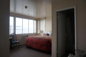 Marine Inn tesisinde bir odada yatak veya yataklar