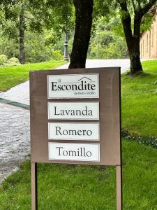 a sign in a park with names on it at Apartamentos El Escondite de Pedro Malillo in Candeleda +31 photos