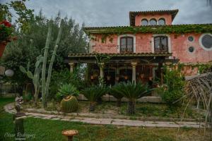 an old house with plants in front of it at La Toscana in Murcia