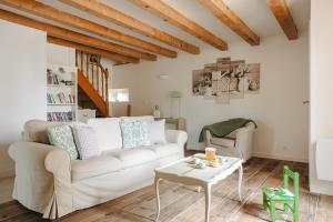 a living room with a white couch and a table at Opaline à la Rochelle in Vergné