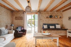 a living room with a couch and a table at Ambre à la Rochelle in Vergné