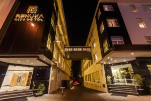un callejón entre dos edificios por la noche en Renuka City Hotel, en Colombo