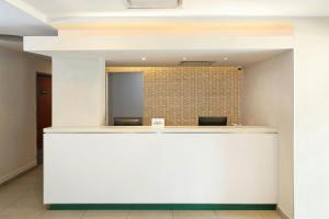an office lobby with a white reception counter at City Express Junior by Marriott Cancun in Cancún +43 photos