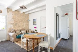 a living room with a table and a couch at Gite Les Jardins d'Harmonie in Bourgneuf