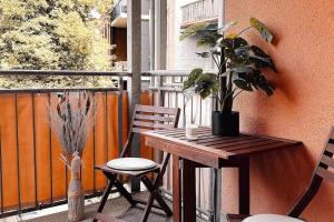 a wooden table and two chairs on a balcony at City Retreat Zwickau mit Balkon zum Innenhof in Zwickau
