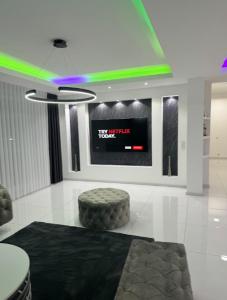 a living room with a tv and a stool at Reaal Apartaments 1 in Mazgit