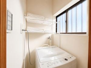 a laundry room with a sink and a washing machine at 晴の川 in Wakayama