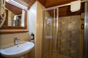 a bathroom with a sink and a shower at Zeynep Hanim Konagi in Gaziantep +27 photos
