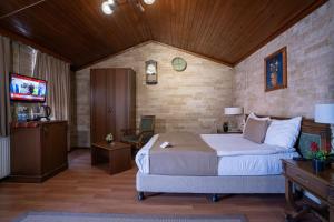 a bedroom with a bed and a flat screen tv at Zeynep Hanim Konagi in Gaziantep