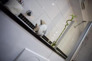 a mirror in a bathroom with a plant at Hotel Am Sportpark in Duisburg