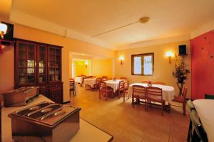 Reštaurácia alebo iné gastronomické zariadenie v ubytovaní Rayan Tourist Villa