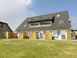 a house with a solar roof on a yard at Haus Inselperle mit Blick auf den Bodden in Alt Reddevitz