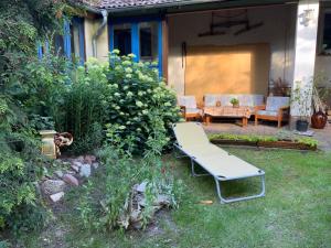 a garden with a bench and a table and chairs at Ferienwohnung Scheffler in Krakvitz