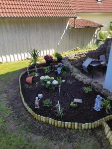 a small garden with plants in a yard at Ferienwohnung Kemmerth in Ebermannstadt