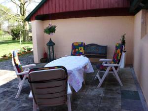 a table and chairs sitting on a patio at Ferienwohnung Verdenhalven in Horst