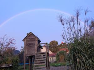 a wooden play house in the middle of a garden at Ferienhaus Frieda mit 2 Schlafzimmern in Sagard