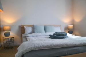 a bedroom with a large bed with two lamps at Ferienwohnung "ZU HAUSE" in Guben