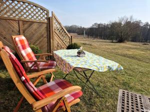 a table with two chairs and a table with a table cloth at Ferienwohnung Kranichblick in Hoppenrade