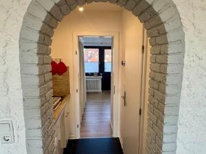 an archway leading to a hallway in a house at Haus Lith - Ferienwohnung Strandläufer in Nordstrand