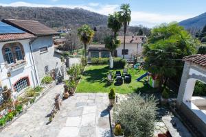 an aerial view of a yard with palm trees at B&B il Cappellaio di Erika in Brovello-Carpugnino