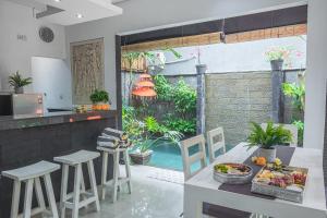 a kitchen and dining room with a table and chairs at Villa Mali Legian in Legian