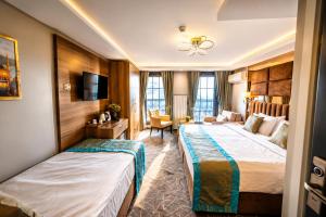 Un pat sau paturi într-o cameră la Kavi Hotel