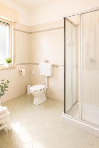 un baño con inodoro y ducha en Hotel Amedea, en Cervia 54 fotos más